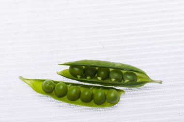 Taze taze bezelyeler masada.. 