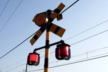 Mavi gökyüzünün arka planında sokak ışıkları