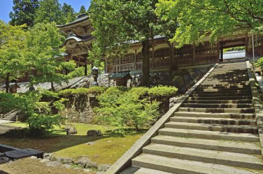 Geleneksel bir Japon tapınağının sahne tasviri