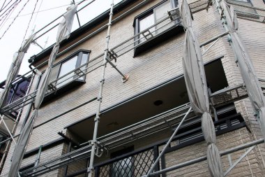 Şehirde inşaat halindeki modern bina cephesi