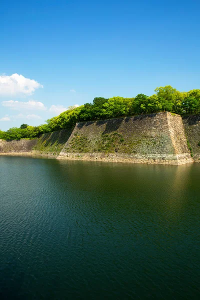 Japonya 'daki Osaka Kalesi' ni çevreleyen güzel hendek ve taş duvarlar.. 