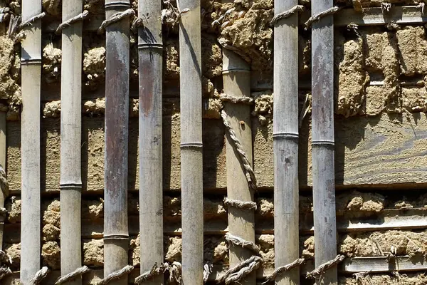 Bambu yapısı, geleneksel bir ortamda çevre dostu inşaat için doğal malzemelerle birleştirilir.