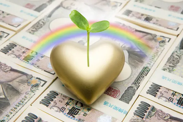 Japon Yen Banknotları Yatağında Altın Yürek