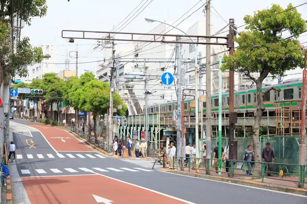 Japon şehrindeki tren istasyonunun gündüz görüşü