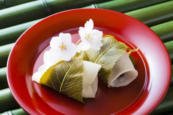 Sakura Mochi Tradycyjny Japoński Cukiernik Owinięty Solonymi Liśćmi — Zdjęcie stockowe