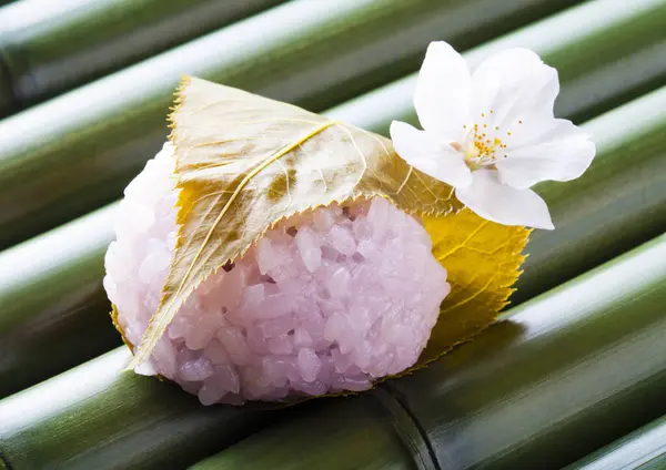 Sakura Mochi Confiserie Traditionnelle Japonaise Enveloppée Avec Des Feuilles Salées — Photo