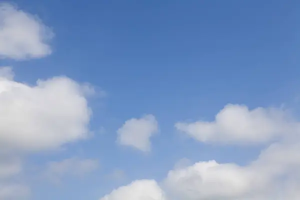 青い澄んだ空の美しい白い雲 — ストック写真