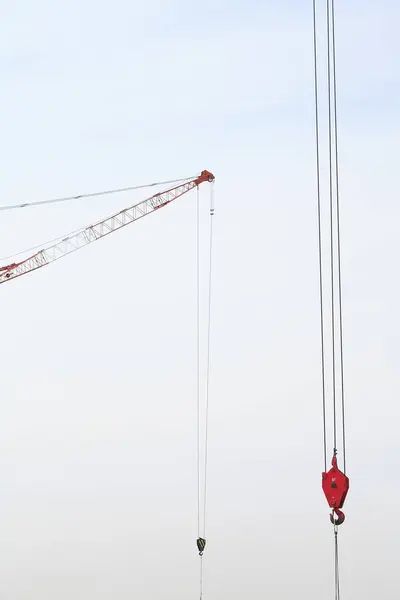 建筑起重机在天空的背景上 建筑工地 — 图库照片