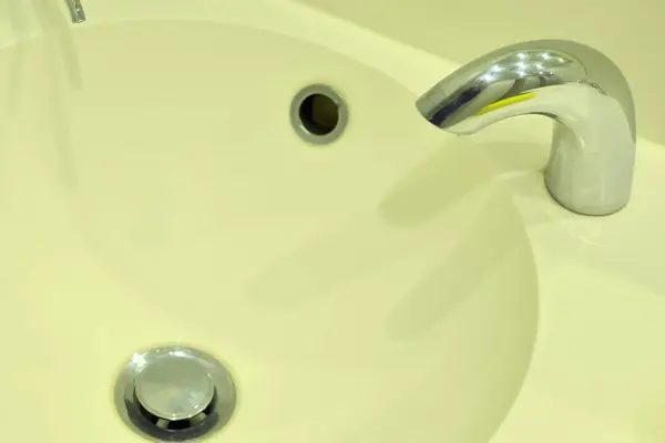バスルームのクローズアップビューの水蛇口 — ストック写真