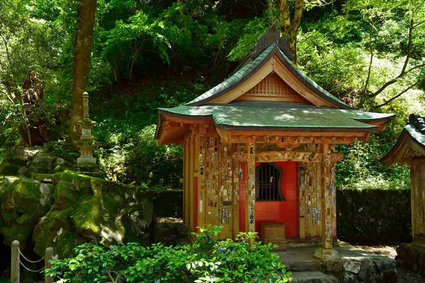 Eski bir Japon tapınağının manzaralı fotoğrafı.