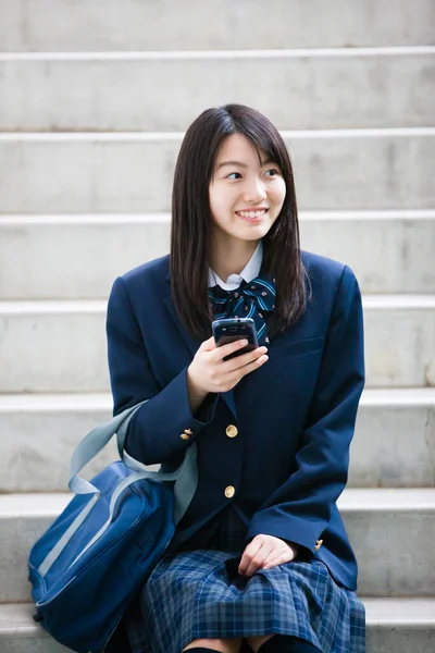 Porträtt Ung Asiatisk Skolflicka Uniform Med Mobiltelefon — Stockfoto