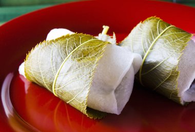 Sakura Mochi, Japon geleneksel şekerleme. Tuzlu yapraklarla sarılmış.