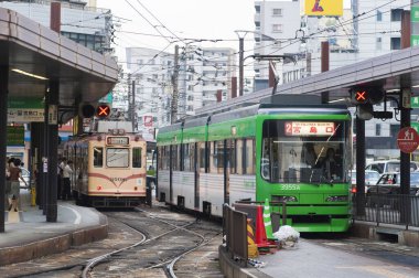 Japon şehrindeki tren istasyonu manzarası