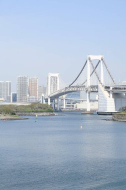 Gökkuşağı Köprüsü, Tokyo 'nun kuzeyinde Shibaura Rıhtımı ile Japonya' nın Minato kentindeki Odaiba rıhtımı arasında bir asma köprü.