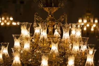 Restoranda kristal cam avize, iç kısımda lüks avize..