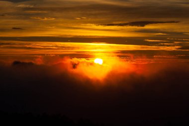 Güzel, parlak, bulutlu gün batımı gökyüzü   