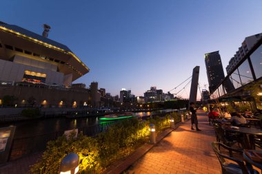 Tokyo 'nun şehir silueti Sumida Nehri' nin yanında geceleyin 