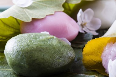 Sakura Mochi, Japon geleneksel şekerleme. Tuzlu yapraklarla sarılmış.