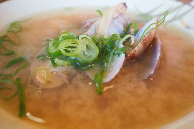 Lezzetli Asya yemekleri sıcak bir lokantada servis edilir ve kırılır.