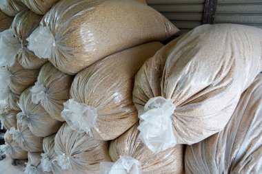 Kurumuş tahıllarla dolu plastik poşetler.