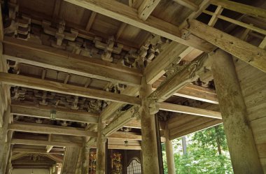 Tarihi bir Japon tapınağının büyüleyici resmi.