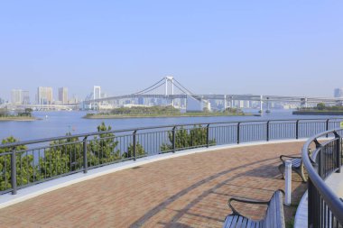 Gökkuşağı Köprüsü, Tokyo 'nun kuzeyinde Shibaura Rıhtımı ile Japonya' nın Minato kentindeki Odaiba rıhtımı arasında bir asma köprü.