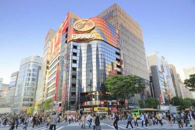 Şehir manzarası modern binalarla dolu