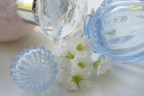 Σύνθεση Όμορφα Λευκά Λουλούδια Και Μπλε Γυάλινες Διακοσμήσεις — Φωτογραφία Αρχείου