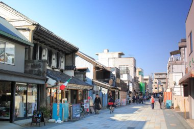 Japon caddesinin dışı. Dükkanları var. Modern şehir Japonya 'da kalabalık bir sokak pazarı. 