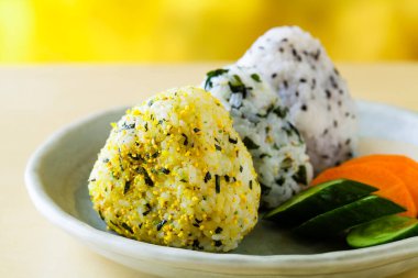 Onigiri, Japon yemeği, Japon pirinç topları, tabakta şekilli pirinç üçgeni. 