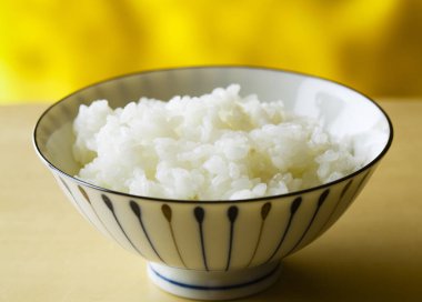 Kâsede taze pişmiş beyaz pirinç.