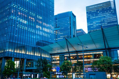 Chuo Ward, Tokyo 'da. Alacakaranlıkta Tokyo İstasyonu 'ndan Yaesu çıkışı. İstasyonla bütünleşen binaların adı Gran Tokyo