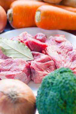 Taze çiğ et parçaları pişmeye hazır. 