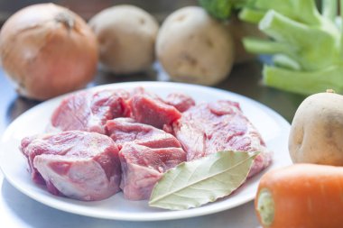 Taze çiğ et parçaları ve sebzeler pişirmeye hazır. 