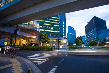 Tokyo, Japonya. Akşamları metro istasyonu olan şehir manzarası 