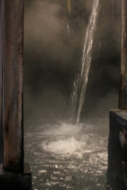 Şelale Hamamı, akan su manzarasını kapat.