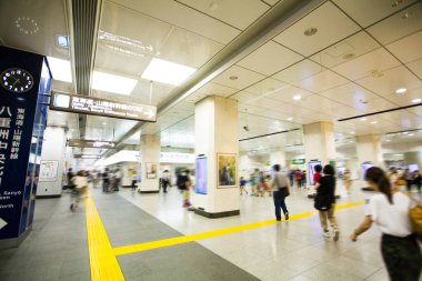 Chuo Ward, Tokyo 'da. Tokyo İstasyonu 'ndaki insanlar