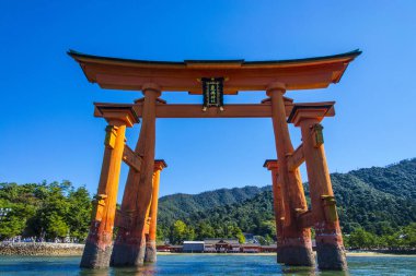 Torii denizde inşa edildi, Miyajima, Japonya