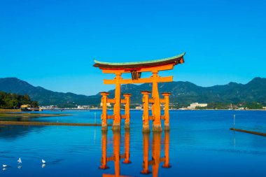 Itsukushima Tapınağı 'nın Hiroshima' daki Miyajima 'daki gövde kapısı.