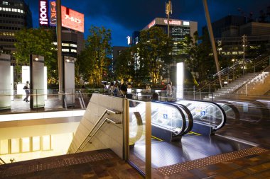 Chuo Ward, Tokyo 'da. Tokyo İstasyonu 'nun oradaki Yaesu' da yürüyen merdiven. İstasyonla bütünleşen binaların adı Gran Tokyo