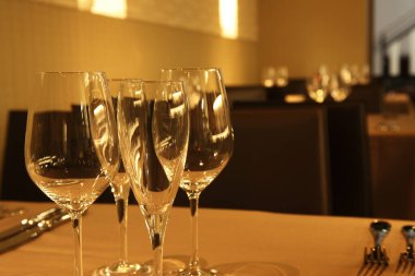 Restoran masasında boş şarap kadehleri. 