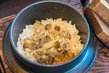 Metal tencerede istiridyeli pilav.