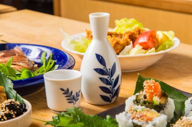 Restoranda Japon suşisi var. Kapatın. 