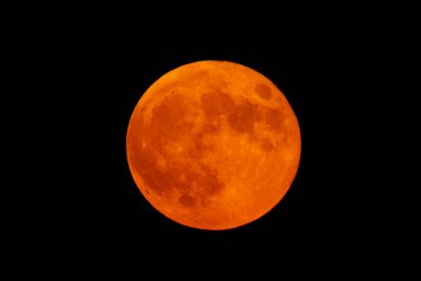 Gökyüzündeki kırmızı kanlı ay