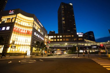 Akşamları modern şehirde gökdelenler 