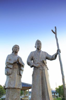 Minamoto no Yoritomo ve Hojo Masako heykeli.