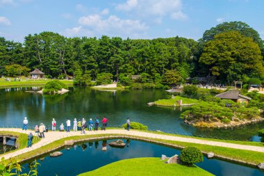 Turistler Japon bahçesini ziyaret ediyor. 