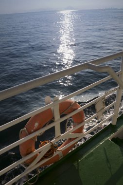 Hayat kurtarıcı ve güzel deniz manzaralı tekne güvertesi