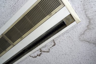 Kirli tavanda düşük açılı klima manzarası  