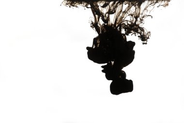 Sudaki siyah mürekkep beyaza izole edilmiş.